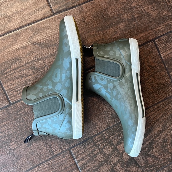 Joules green leopard rainwell short rain boot - size 9 - Picture 6 of 7